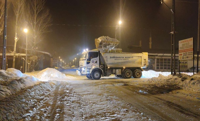 Ağrı Belediyesi kar temizleme çalışmalarına devam ediyor