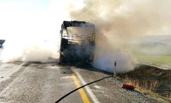 Diyarbakır'da yolcu otobüsü seyir halindeyken alev aldı