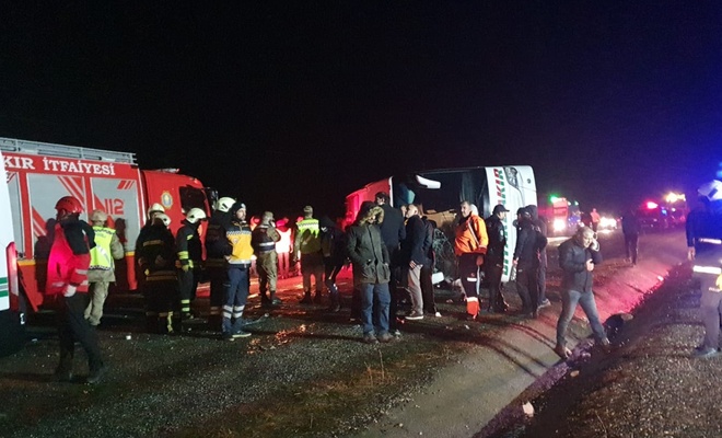 Diyarbakır'da yolcu otobüsü devrildi: 1'i bebek 5 ölü, 22 yaralı