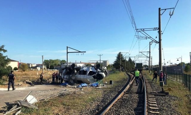 Yük treni minibüse çarptı: 6 ölü 7 yaralı