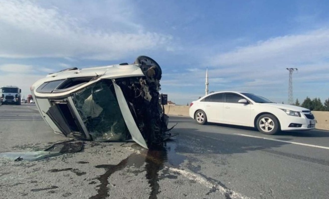 Kocaeli'de beton bariyere çarpan otomobil takla attı: 2 hafif yaralı