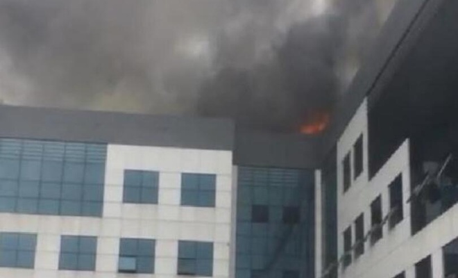 Üniversite binasının çatı katında yangın