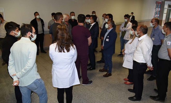 Van İl Sağlık Müdürü Sünnetçioğlu darp edilen sağlık çalışanlarını ziyaret etti