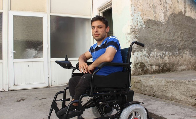 ​Tekerlekli sandalyesi çalınan engelli gence hayırseverler araba hediye etti