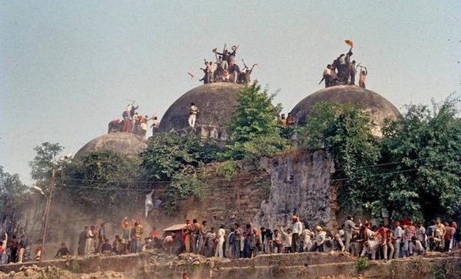 “Dünyanın en büyük arkeolojik tartışması” diye nitelendirilen Hindu ırkçıların yıktığı cami krizinde, gözler Yüksek Mahkemede