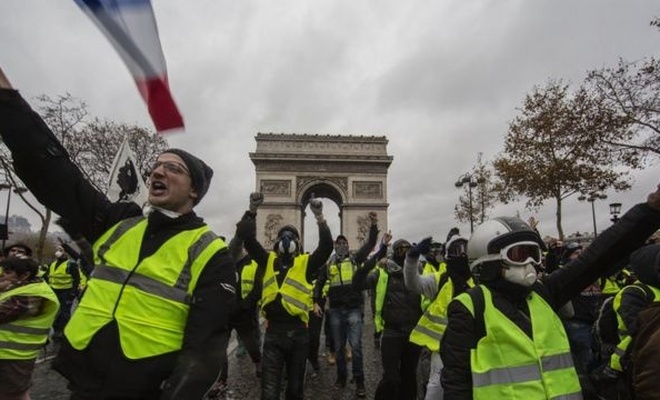 Fransa'da sarı yeleklilerin gösterilerinin 3. yılında şiddet olayları yaşandı