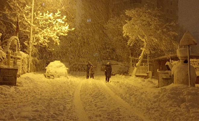 İstanbul'un Anadolu Yakası'nda kar kalınlığı 30 santimetreyi buldu