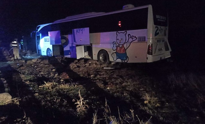Şanlıurfa'da yolcu otobüsü yoldan çıkarak taşlı araziye girdi: 7 yaralı
