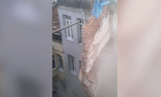 İstanbul'da metruk binanı duvarı çöktü