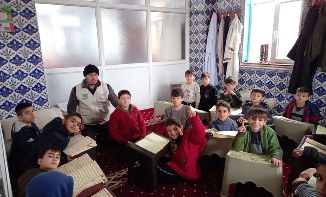 Umut Kervanı Çınar'da cami öğrencilerine hediyeler dağıttı