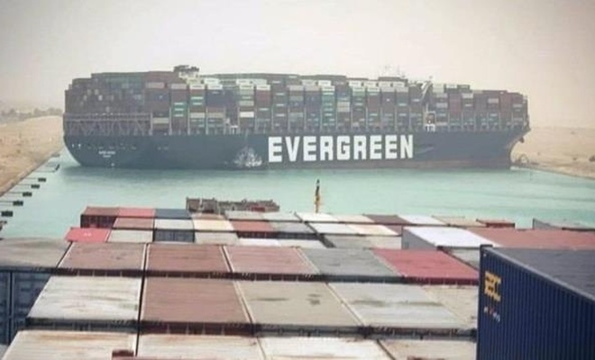 Suveyş Kanalı'nı kapatabilecek gemi kazası