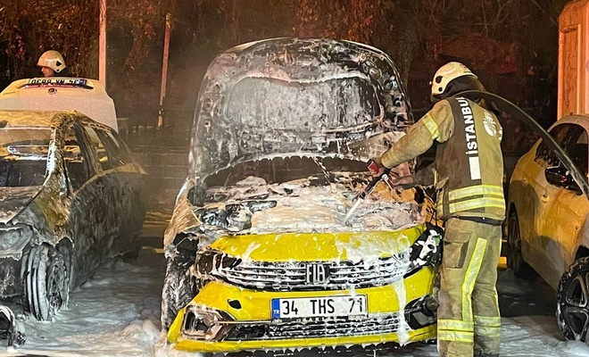 Fatih'te park halindeki 2 otomobil yandı