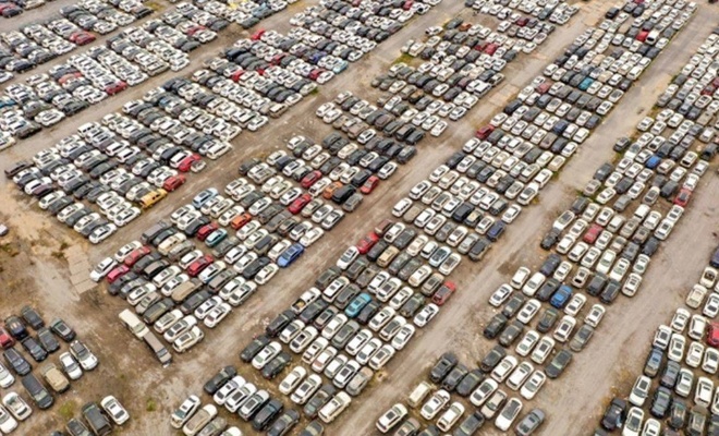 Çin'de sel sonrası araba mezarlığı: Binlerce araç kullanılamaz halde