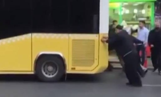 İstanbul'da vatandaş yine İETT otobüsü itti