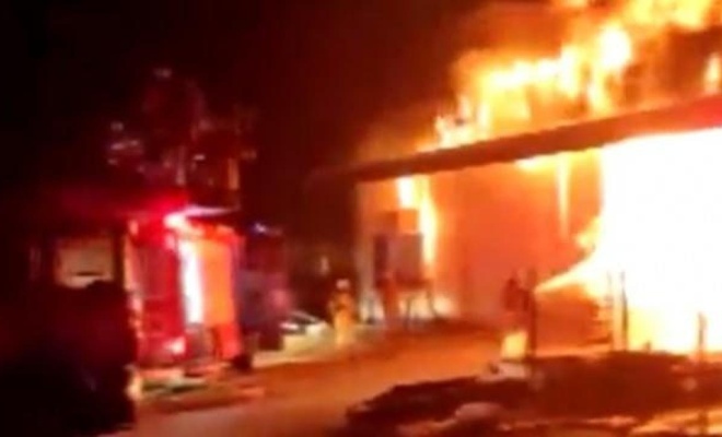 Arnavutköy'de fabrika yangını!