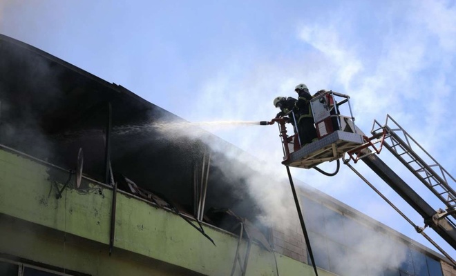 Terlik fabrikasındaki yangında 5 kişi dumandan etkilendi