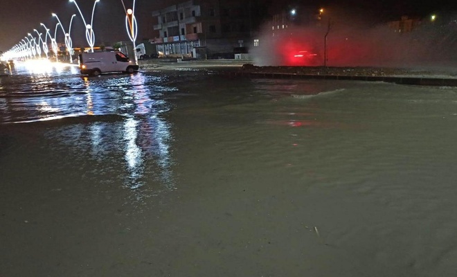 Şırnak Silopi'de şiddetli yağmur nedeniyle caddeler göle döndü