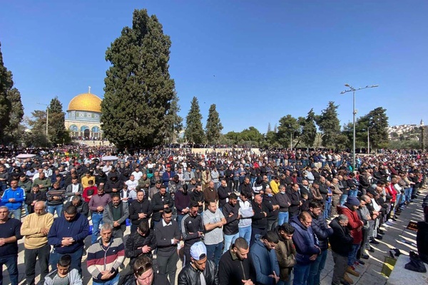 Some 50,000 Muslims Perform Friday Prayer At Al Aqsa Mosque - Doğruhaber