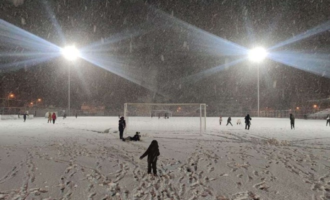 Silopi'de kar sevinci: Halk kartopu oynamak için stadyuma akın etti