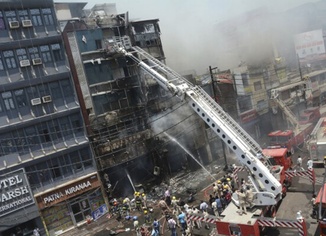 Hindistan'da bir otelde çıkan yangında 6 kişi öldü