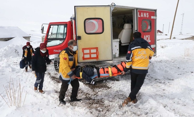 Ağrı’da yolu kapalı köyde rahatsızlanan hasta çocuk için ekipler seferber oldu