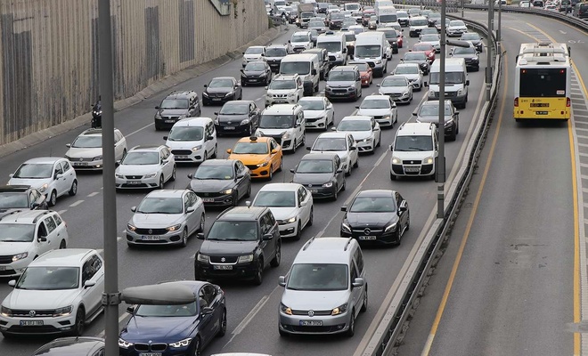 İstanbullular toplu taşımalarda ve trafikte yaşanan yoğunluktan şikâyetçi
