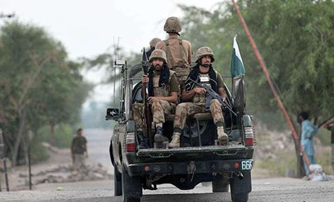 Pakistan’da askeri kampa saldırı