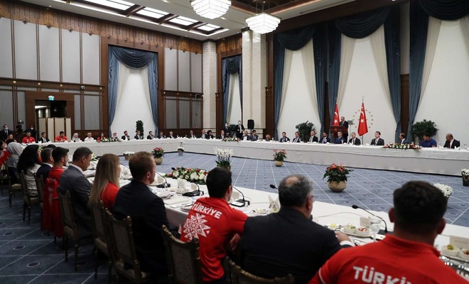 Cumhurbaşkanı Erdoğan milli sporcuları Beştepe'de ağırladı