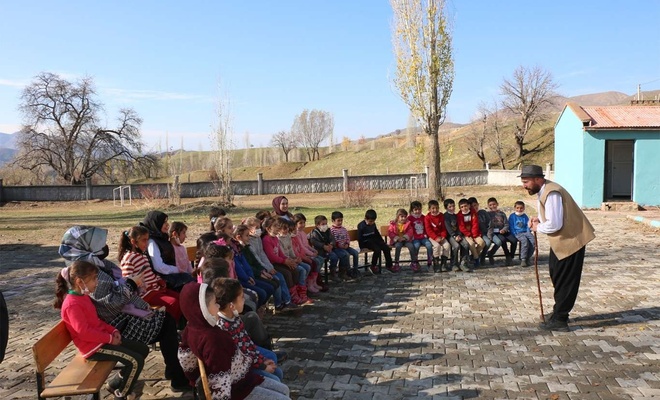 Bitlis Belediyesi köy okulundaki çocukları tiyatro ile buluşturuyor