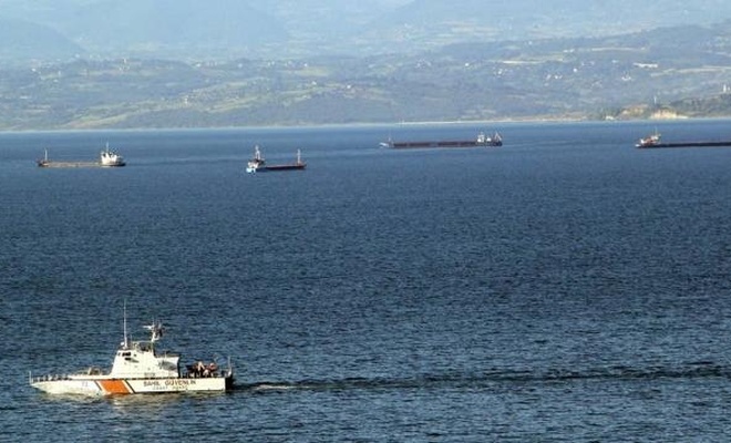 Karadeniz'de fırtına uyarısı: Yük gemileri limana demirledi