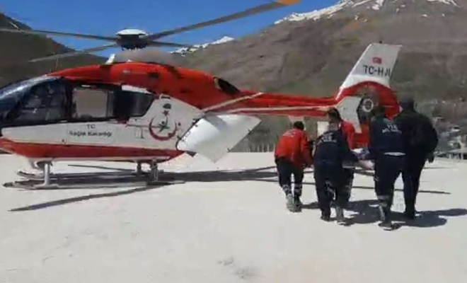 Ulaşımın sağlanamadığı Bahçesaray'da hasta helikopter ambulansıyla hastaneye ulaştırıldı
