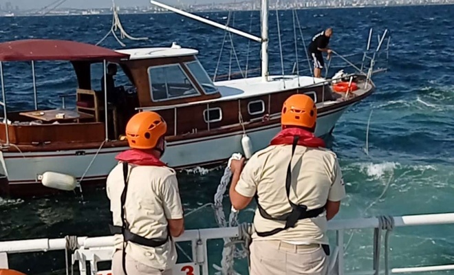 Denizde sürüklenen teknedeki 4 kişi kurtarıldı