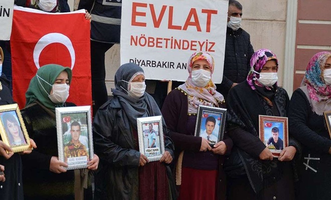 Diyarbakır'da evlat nöbeti tutan bir ailenin oğlu PKK'den kaçarak teslim oldu