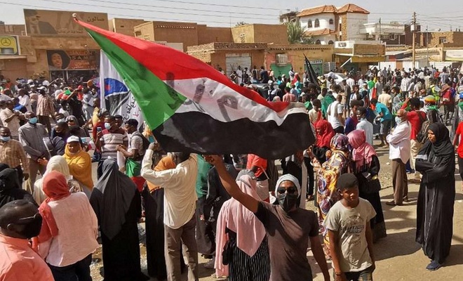 Sudan'da darbe karşıtı gösteriler sürüyor: Bir general öldü