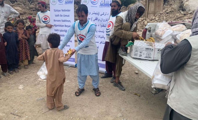 Yetimler Vakfı ile Umut Kervanı Afgan depremzedelere sıcak aş dağıttı