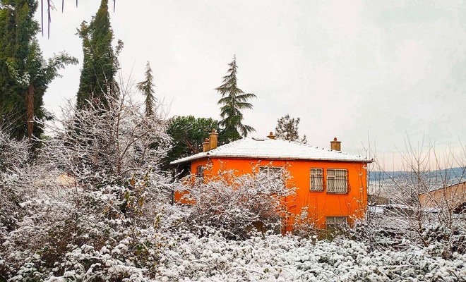 İstanbul'da etkili olan kar yağışıyla Aydos Ormanı beyaza büründü