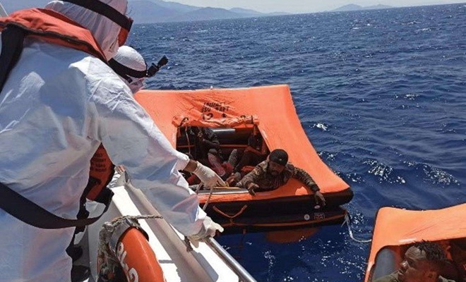 Balıkesir'de 30 düzensiz göçmen kurtarıldı