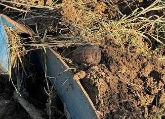 Tarlada bulunan el bombası imha edildi