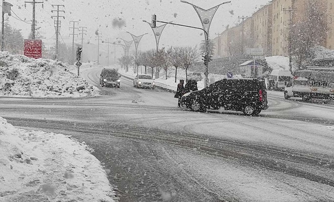 Bitlis'te  kar yağışı etkili oluyor: 198 köy yolu ulaşıma kapandı